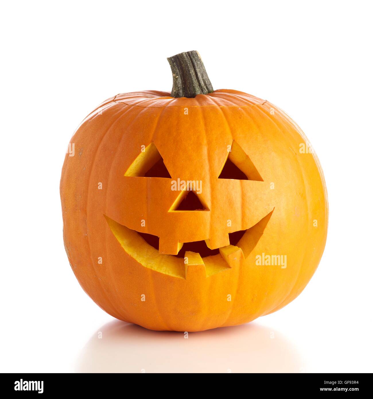 Jack o lantern citrouille (Cucurbita pepo) avec un visage sculpté pour l'Halloween, studio shot. Banque D'Images