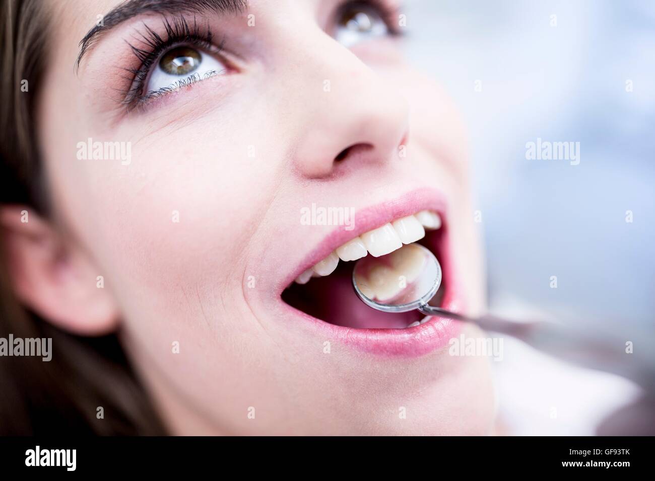 Parution du modèle. Close-up of woman tout en examen dentaire. Banque D'Images