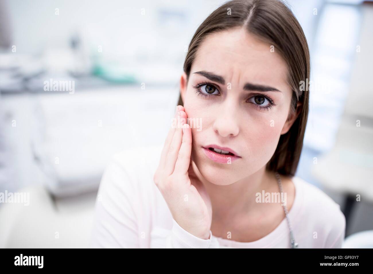 Parution du modèle. Jeune femme souffrant d'une rage, portrait. Banque D'Images