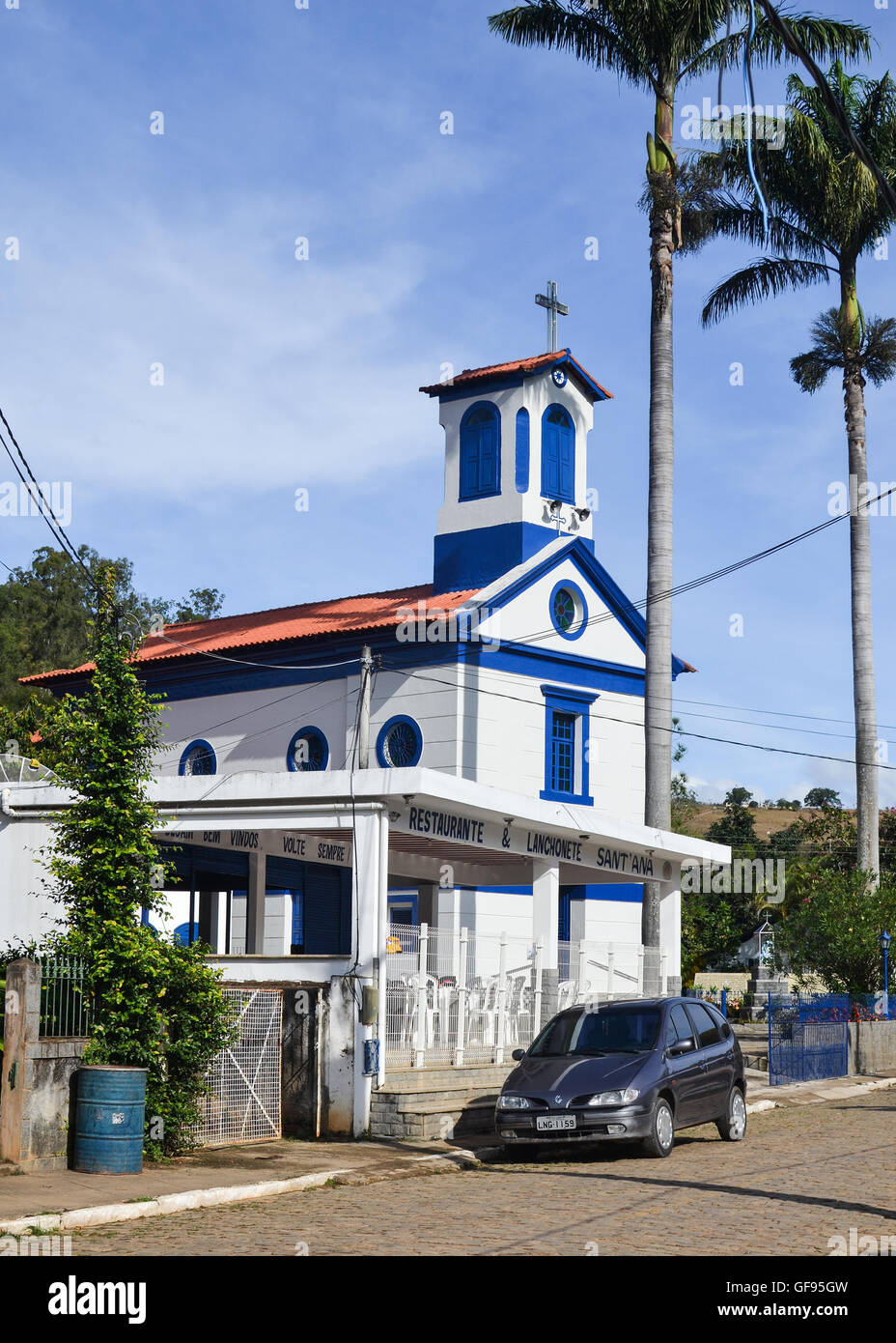 Lateral view Frontal de Sant'Ana de Inconfidencia chapelle dans Sebollas, Paraiba do Sul, Brésil, et restaurant adjacent. Banque D'Images