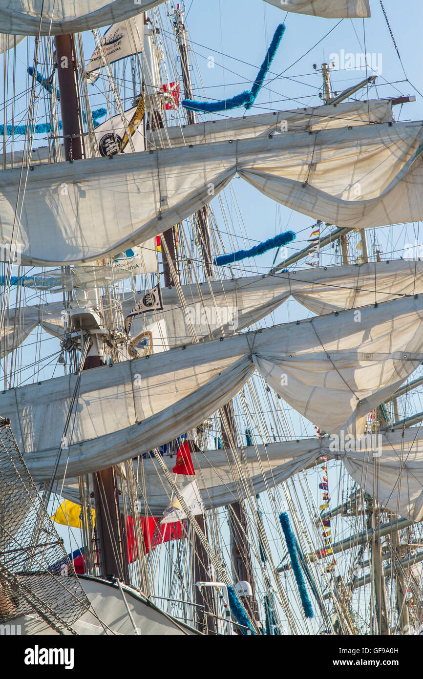 Prendre le soleil de l'huniers grand voilier vénézuélien 'Simon Bolivar' dans le dock à Lisbonne à la course des grands voiliers 2016 Banque D'Images