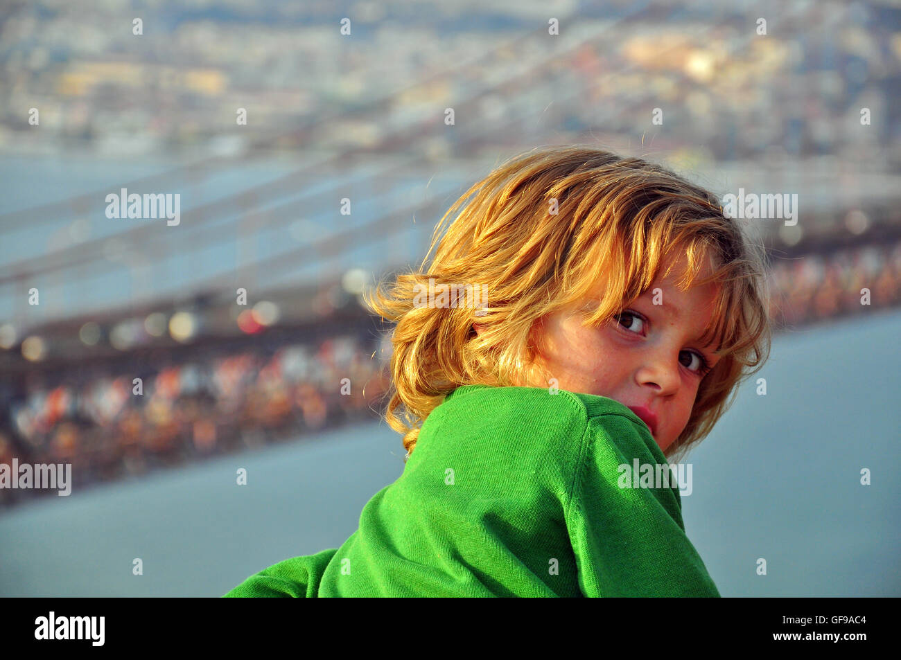 Pretty Boy on abstract cityscape background Banque D'Images
