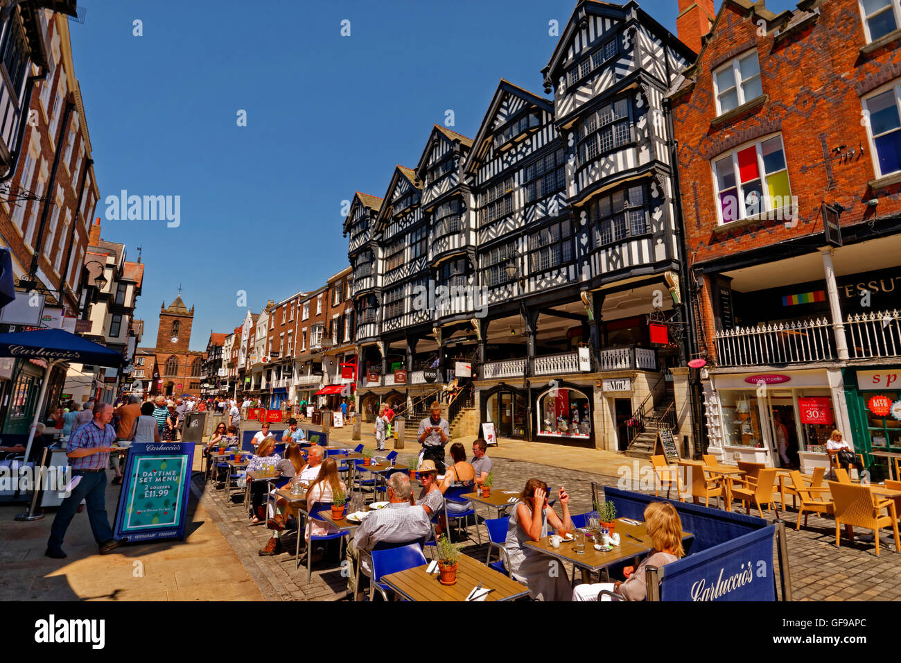 Rue de pont avec le Grosvenor Shopping centre à centre-ville de Chester, Cheshire. Banque D'Images