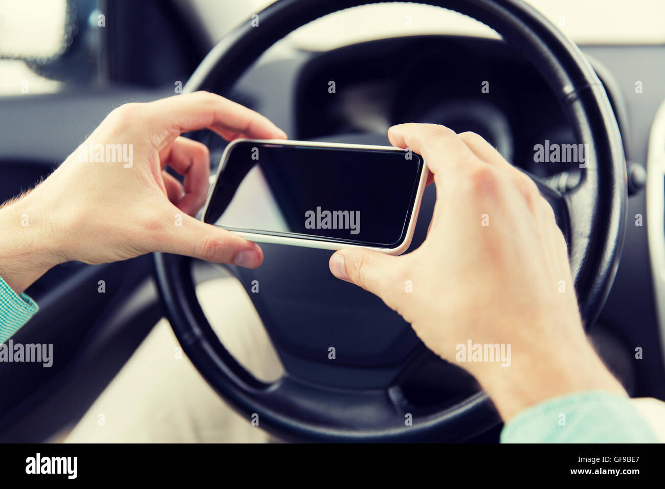Close up of man main avec smartphone driving car Banque D'Images