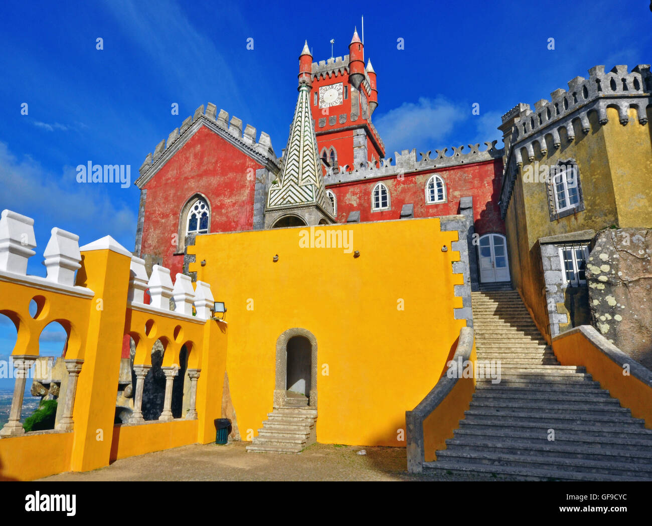 SINTRA, PORTUGAL - 9 novembre : le Palais National de Pena à Sintra le 9 novembre 2013. Le palais est inscrit au Patrimoine Mondial de l'UNESCO s'asseoir Banque D'Images