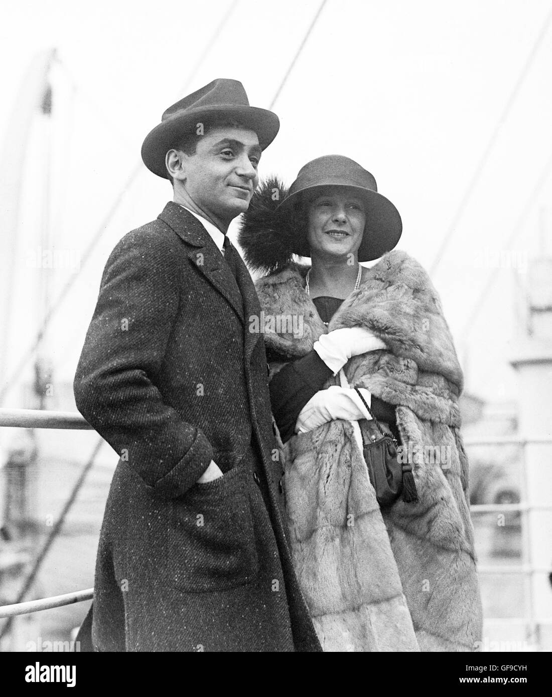 Irving Berlin (1888-1989) avec sa première épouse, Dorothy Goetz. Photo de Bain News Service, non datée mais c.1912. Banque D'Images