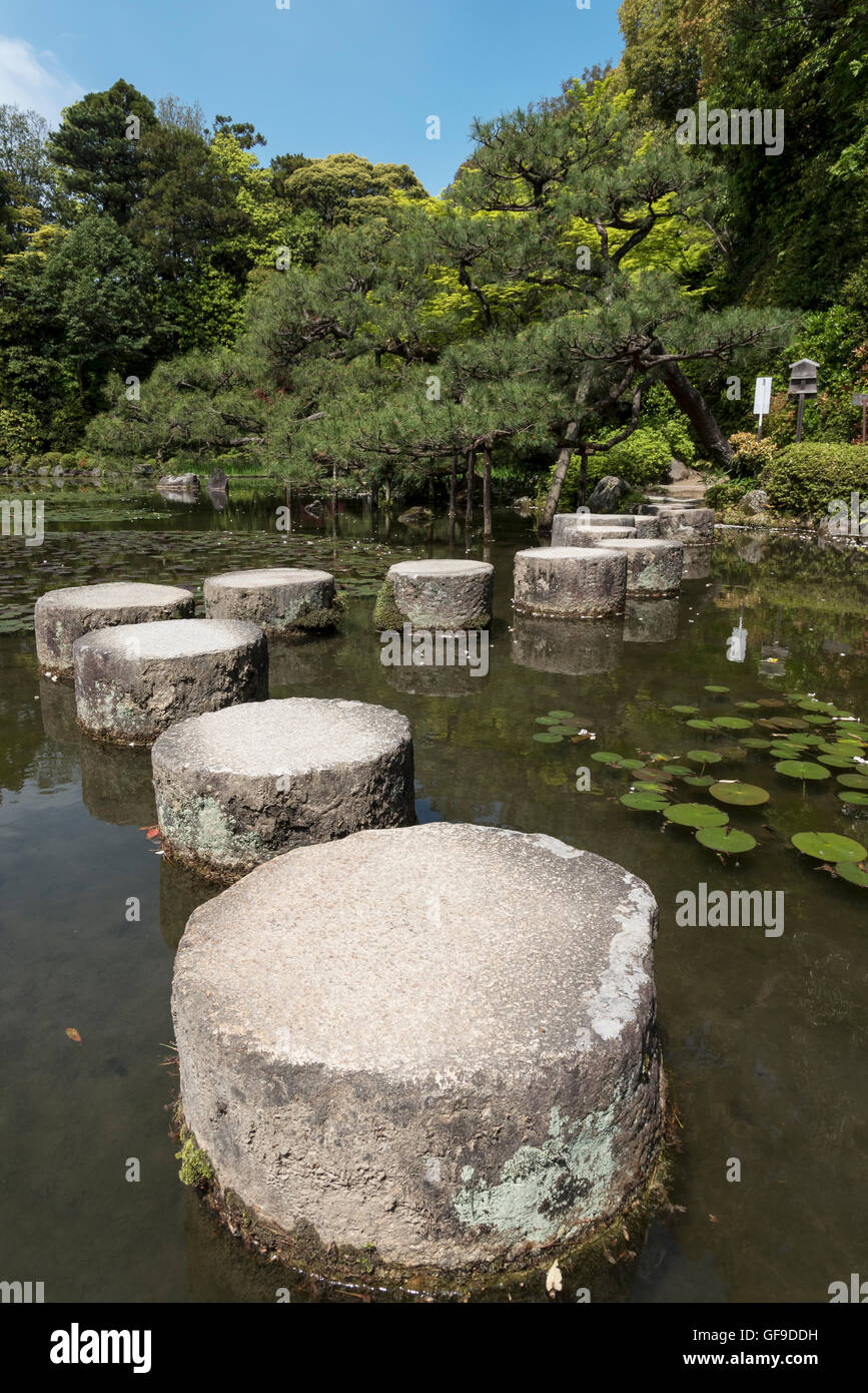 Tremplin en étang dans les jardins de Heian Jingu, Kyoto, Japon Banque D'Images