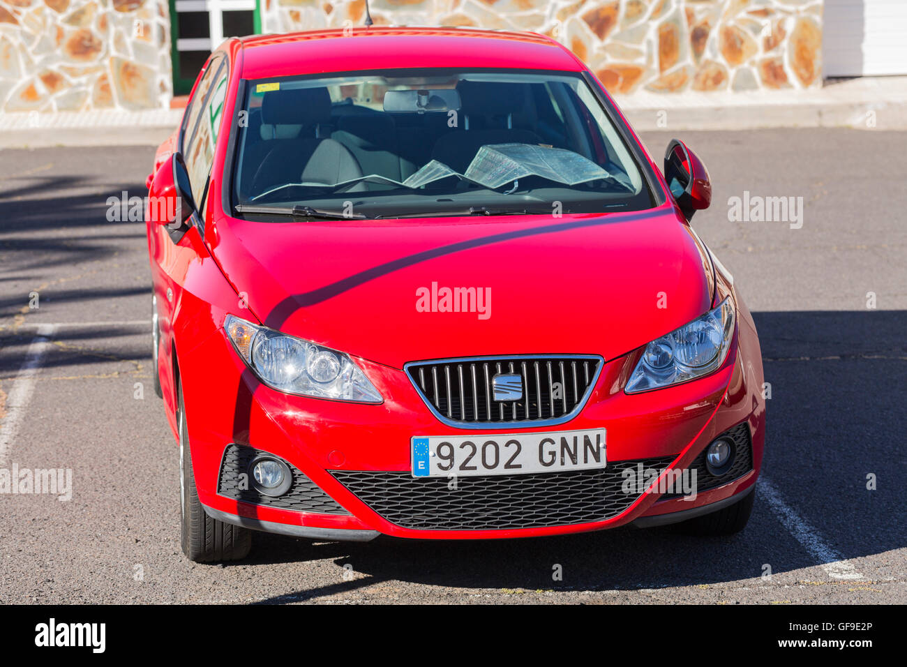 Seat Ibiza rouge brillant Vue avant, voiture en stationnement. Banque D'Images