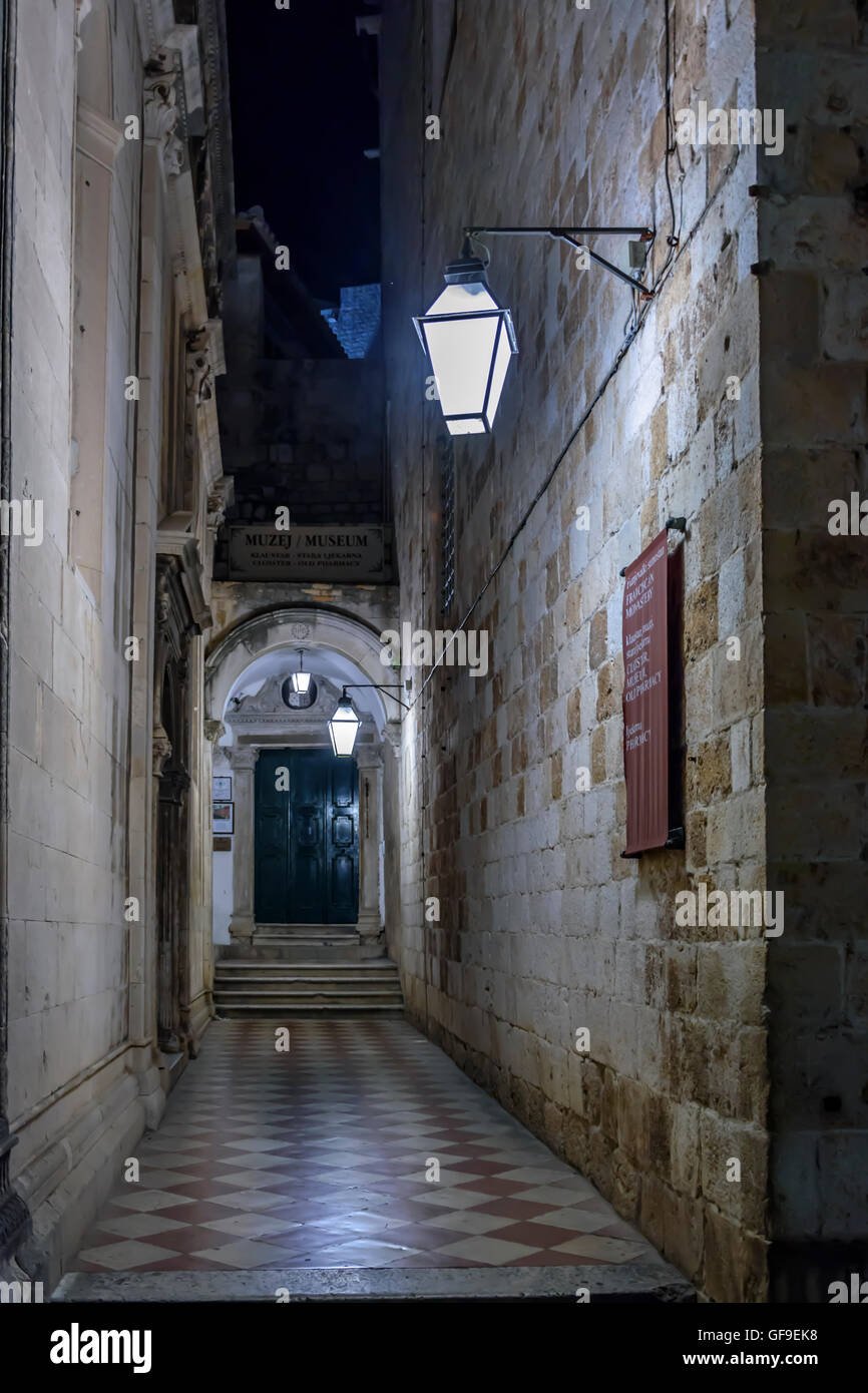 Rue étroite par nuit Banque D'Images