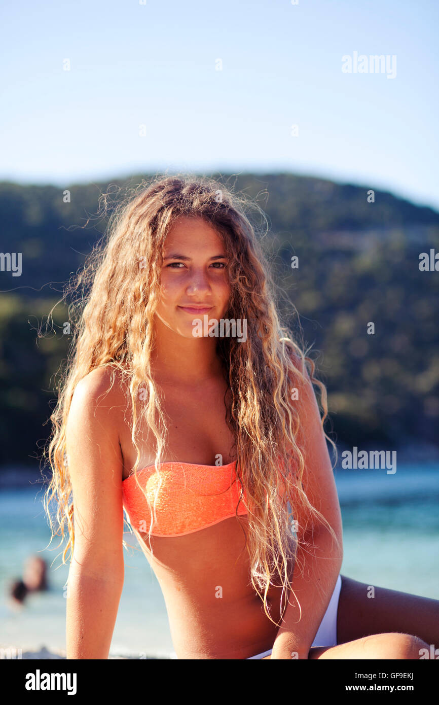 Belle jeune femme au bord de la mer. Plage d'Antisamos à Kefalonia, Grèce Banque D'Images