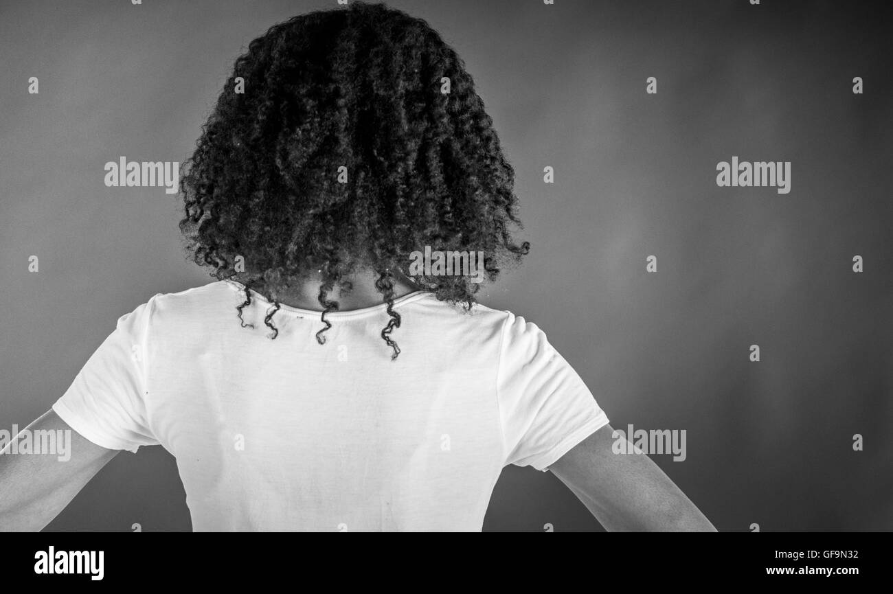 Modèle féminin jolie femme sur fond plein avec copie espace vue arrière behind back Banque D'Images