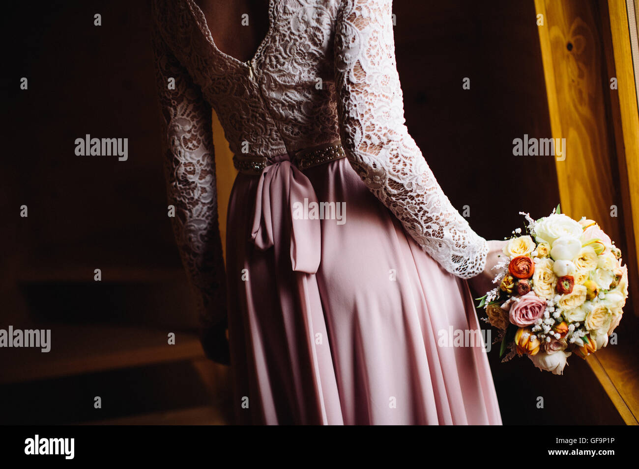 Sa Bride holding bouquet de fleur de mariage coloré Banque D'Images