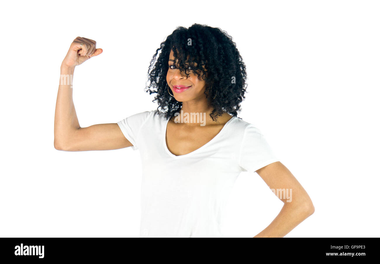 Modèle féminin jolie femme montrant avec force arm curl Banque D'Images