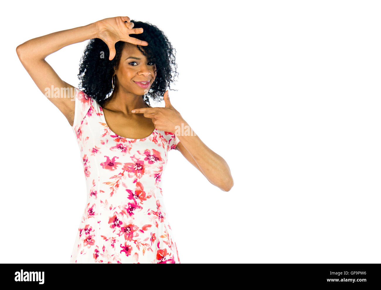 Modèle féminin jolie femme sur fond plein avec copie espace encadrement photo geste Banque D'Images