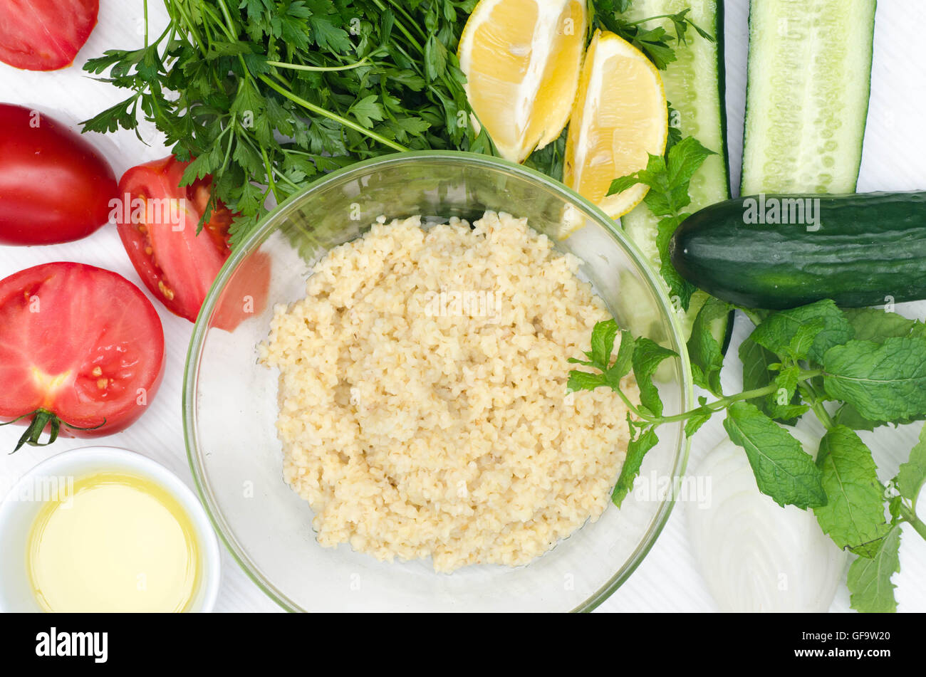 Taboulé salade libanaise avec le boulgour et légumes frais Banque D'Images