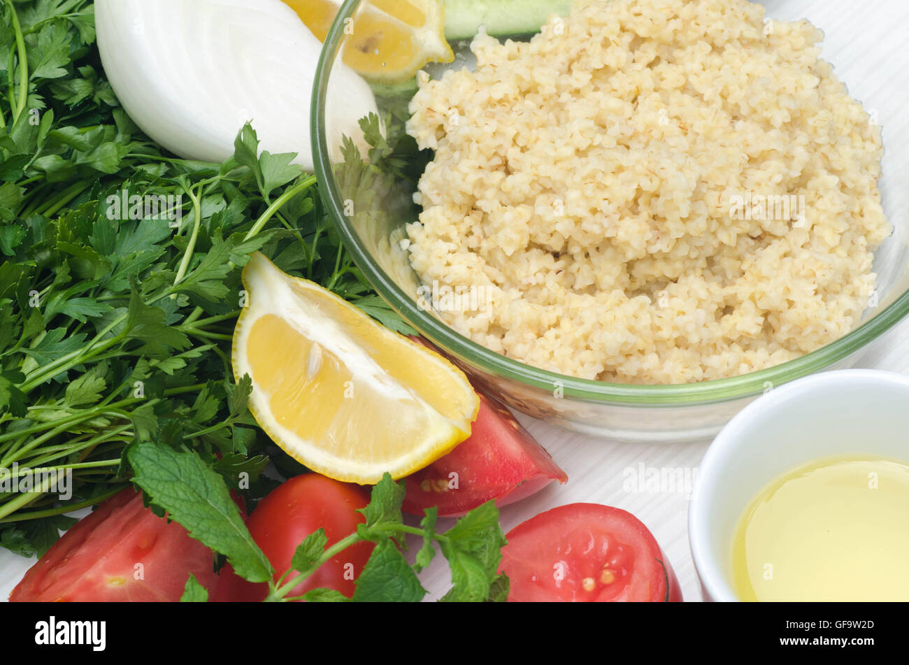 Taboulé salade libanaise avec le boulgour et légumes frais Banque D'Images
