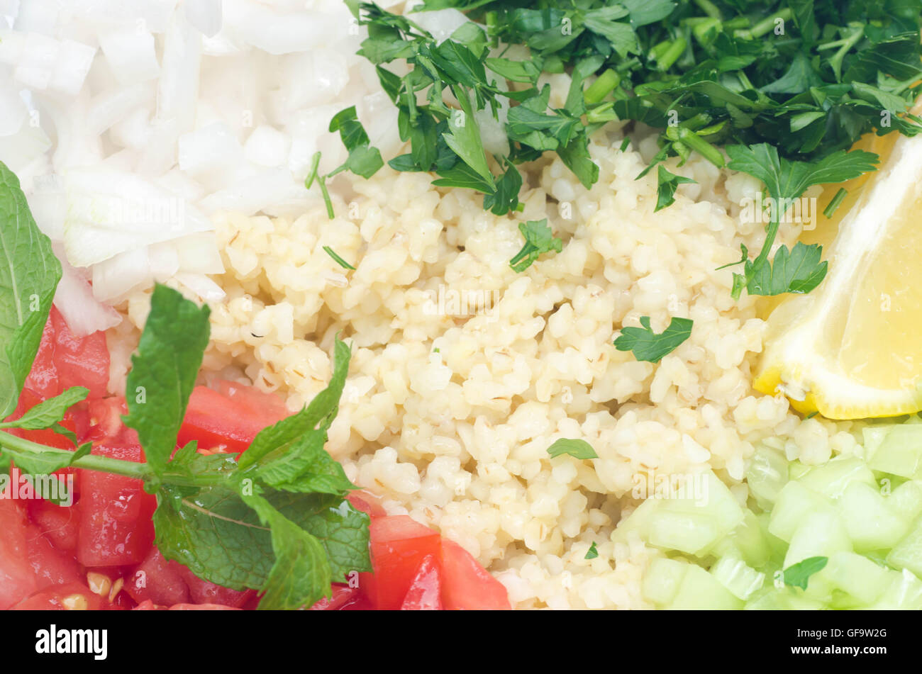 Taboulé salade libanaise avec bulglur et légumes frais Banque D'Images