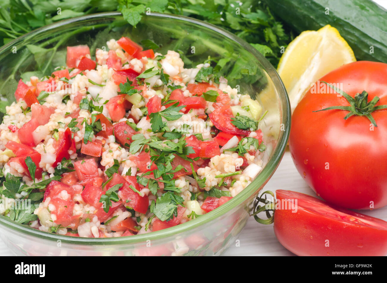 Taboulé salade libanaise avec bulglur et légumes frais Banque D'Images