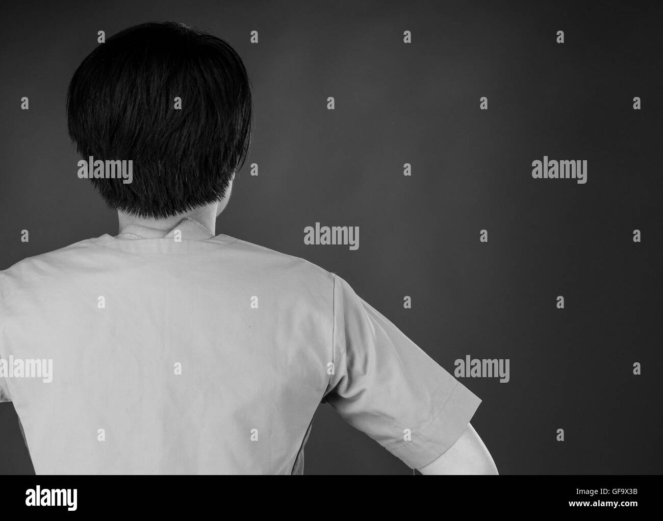 Modèle féminin jolie femme sur fond uni avec copie espace vue arrière behind back Banque D'Images