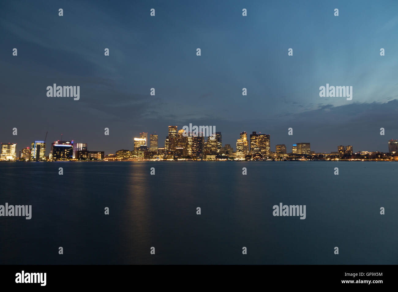 Une photographie de la skyline de Boston, vue de Piers Park à East Boston en début de soirée. Banque D'Images