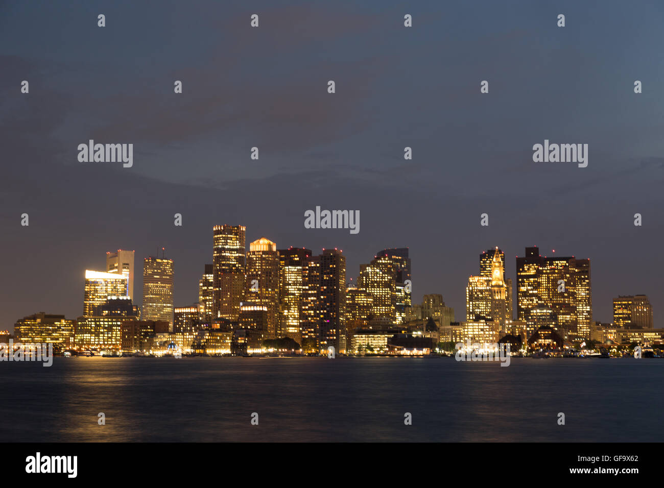 Une photographie de la skyline de Boston, vue de Piers Park à East Boston en début de soirée. Banque D'Images