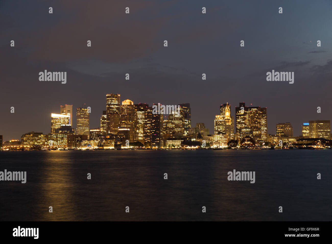 Une photographie de la skyline de Boston, vue de Piers Park à East Boston en début de soirée. Banque D'Images