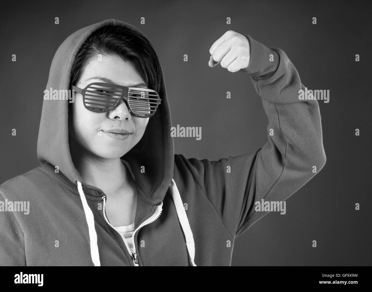 Modèle féminin jolie femme montrant avec force arm curl Banque D'Images