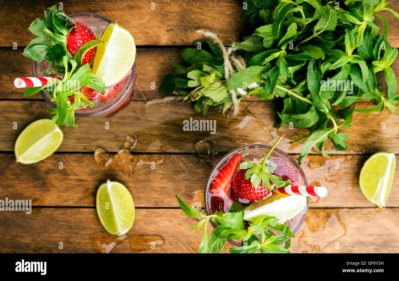 Mojito cocktails d'été à la menthe et de la chaux dans les verres Banque D'Images