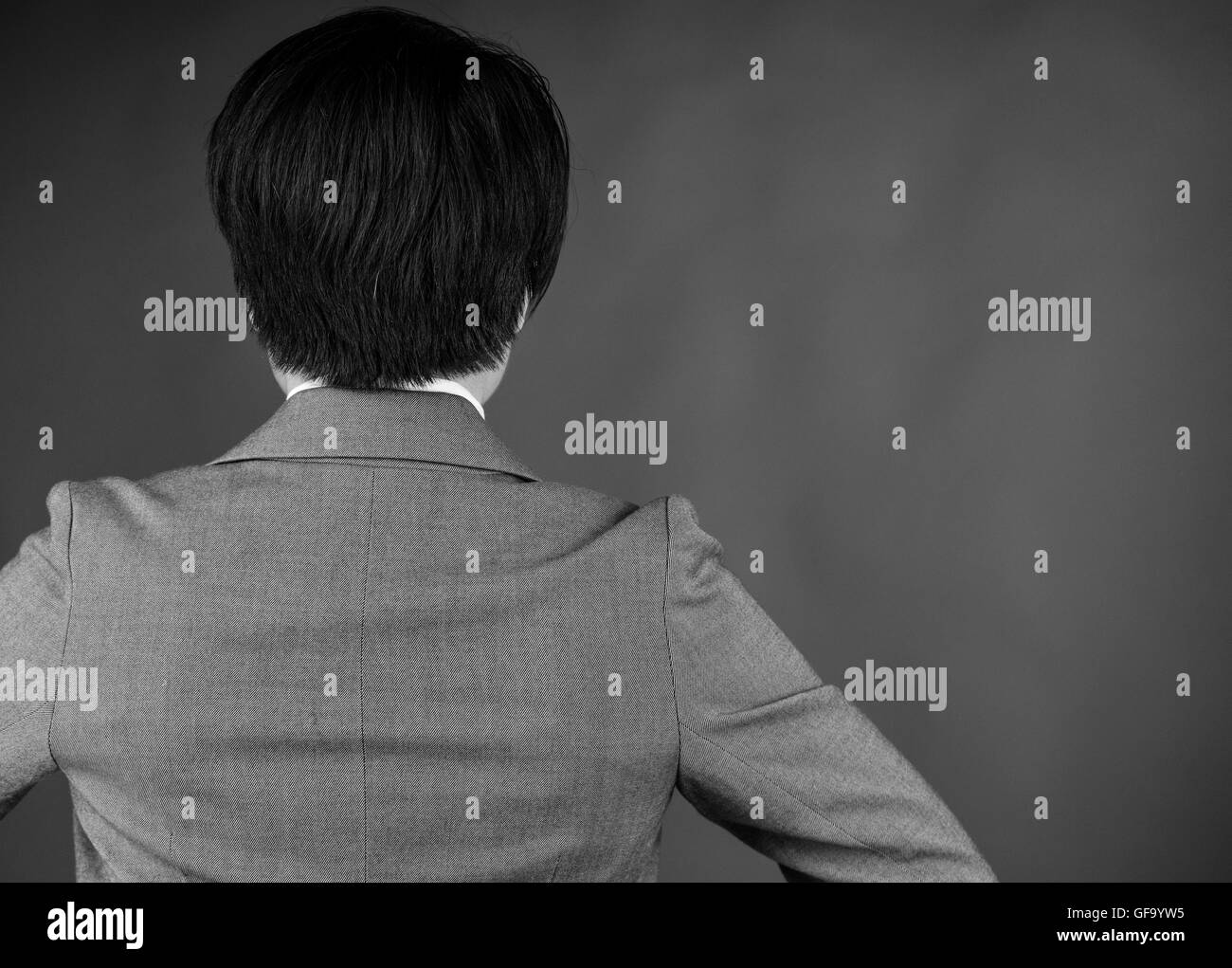 Modèle féminin jolie femme sur fond uni avec copie espace vue arrière behind back Banque D'Images