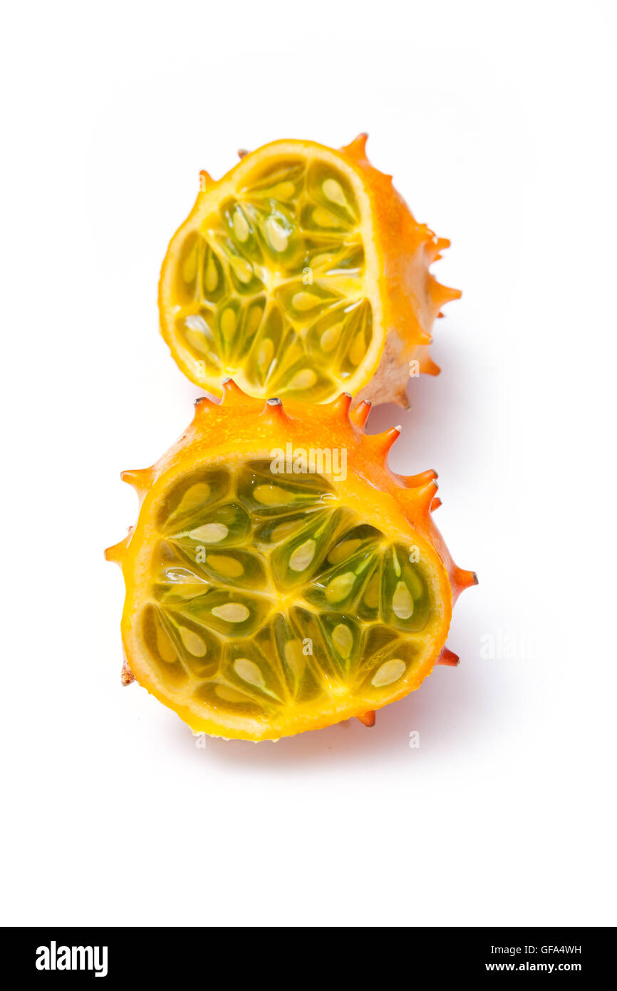 Cucumis metuliferus kiwano, melon à cornes ou isolé sur un fond blanc studio. Banque D'Images