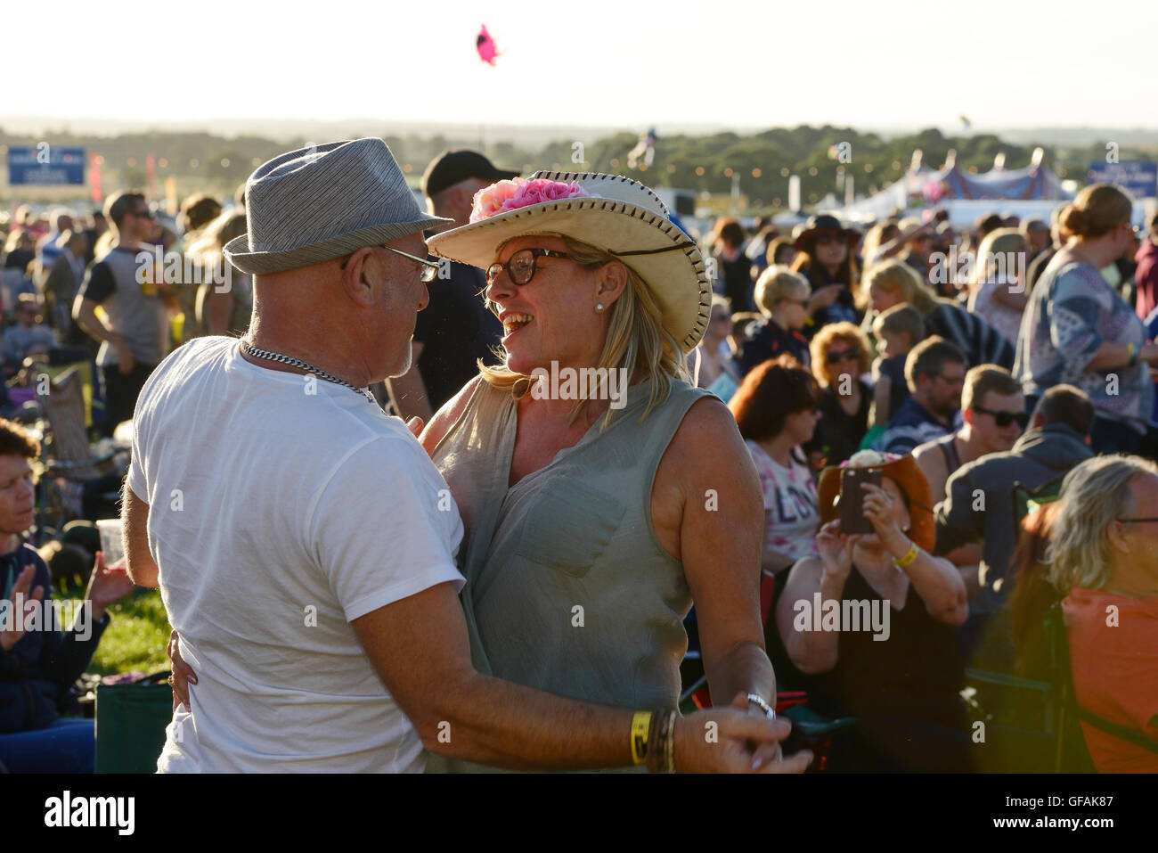 Bolesworth Carfest, Nord, Cheshire, Royaume-Uni. 29 juillet 2016. Les personnes bénéficiant de la musique sur la scène principale. L'événement est l'invention de Chris Evans et dispose de 3 jours de voitures, de la musique et de divertissement avec des profits en dons à l'organisme Les enfants dans le besoin. Andrew Paterson/Alamy Live News Banque D'Images