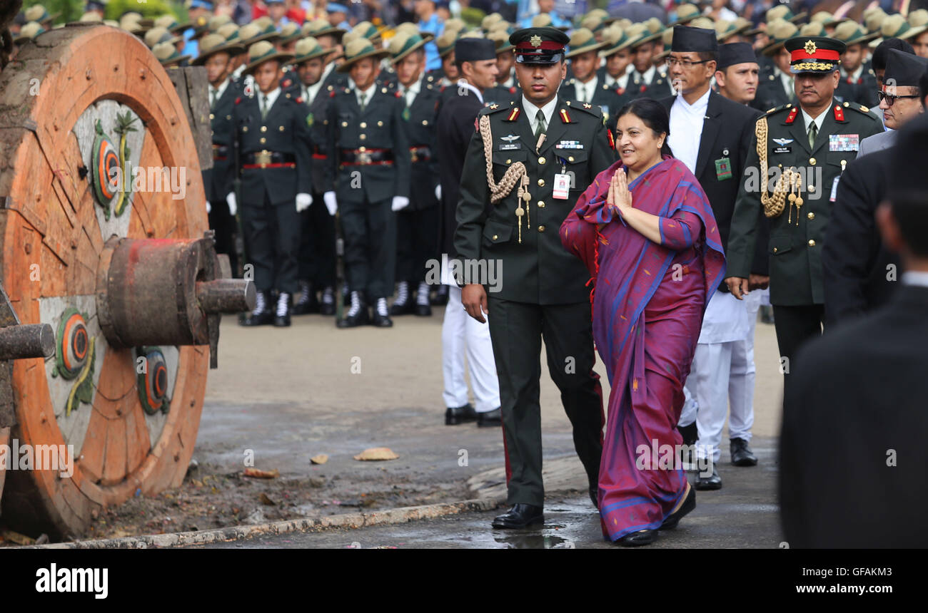 Kathmandu, Népal. 29 juillet, 2016. Le Président népalais Bidhya Devi Bhandari (avant) offre des prières à Rato Machhindranath le dernier jour du Rato Machindranath char festival, également connu sous le nom de Bhoto Jatra, à Jawalakhel de Kathmandu, Népal, 29 juillet 2016. Le festival célèbre chaque année est de prier pour de bonnes pluies de mousson pour une récolte de riz. Credit : Sunil Sharma/Xinhua/Alamy Live News Banque D'Images