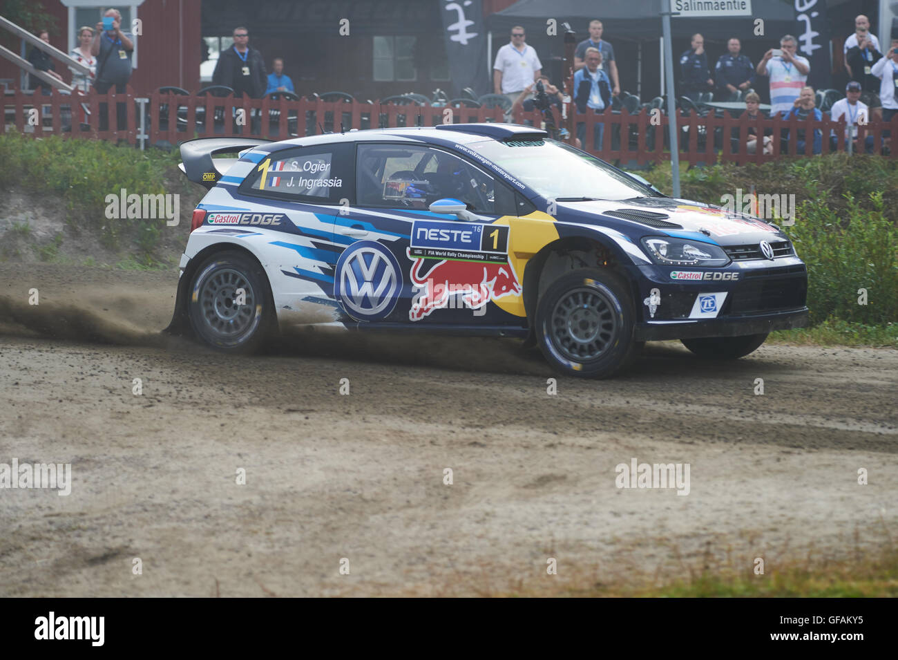JYVÄSKYLÄ, FINLANDE - le 30 juillet : Sebastien Ogier de France et Julien Ingrassia de France en action au cours de la SS11 de Neste Rally Finland 2016 dans les Volkswagen Polo R WRC de l'équipe Volkswagen Motorsport, le 30 juillet 2016 à Jyväskylä, Finlande Crédit : Markku Heikkilä/Alamy Live News Banque D'Images
