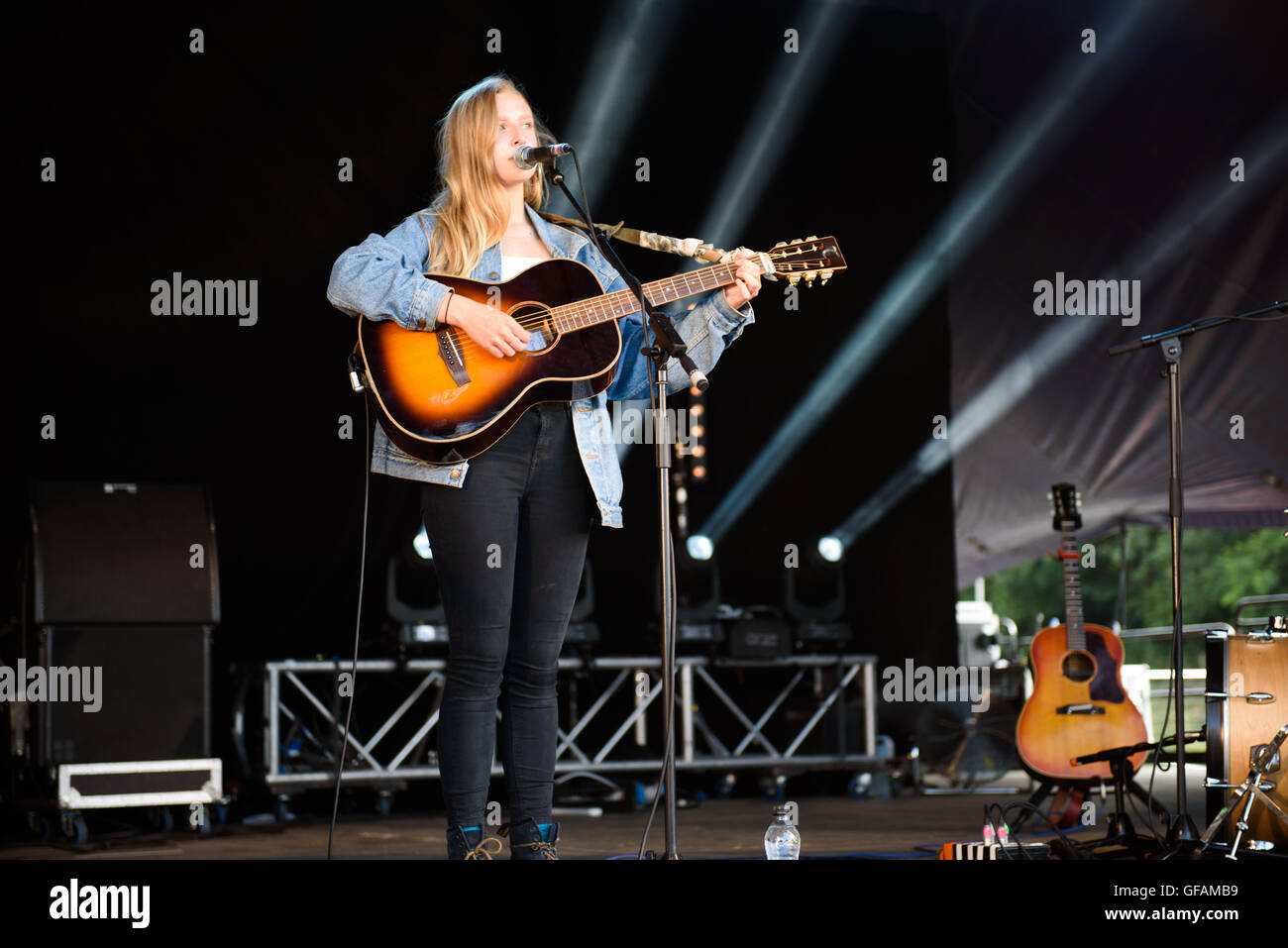Hertfordshire, Royaume-Uni, le 29 juillet, 2016. Billie Marten sur scène à Standon appelant Festival, Hertfordshire, Royaume-Uni. Credit : Sean Hood/Alamy Live News Banque D'Images