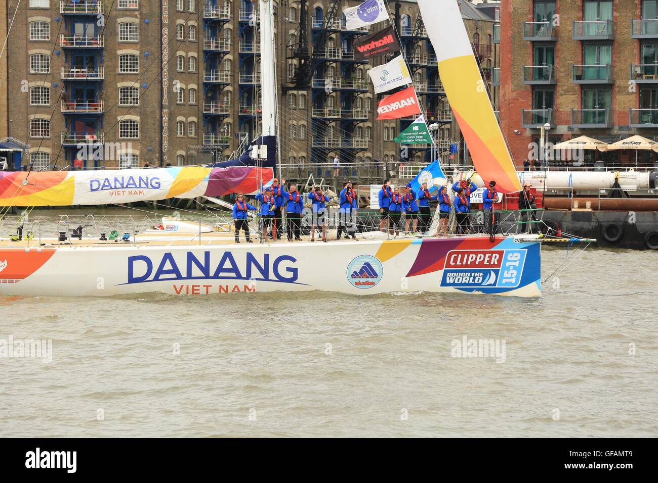 Des milliers de spectateurs bordent la rivière Thames à Bienvenue accueil une flotte multinationale de douze bateaux identiques, après avoir pris 11 mois pour terminer une circumnavigation mondiale série de 14 courses entre 6 continents, plus de 40 000 milles. Banque D'Images