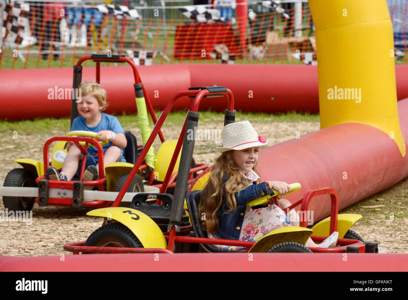 Bolesworth Carfest, Nord, Cheshire, Royaume-Uni. 30 juillet, 2016. Les enfants dans l'école de conduite pour les enfants. L'événement est l'invention de Chris Evans et dispose de 3 jours de voitures, de la musique et de divertissement avec des profits en dons à l'organisme Les enfants dans le besoin. Crédit : Andrew Paterson/Alamy Live News Banque D'Images