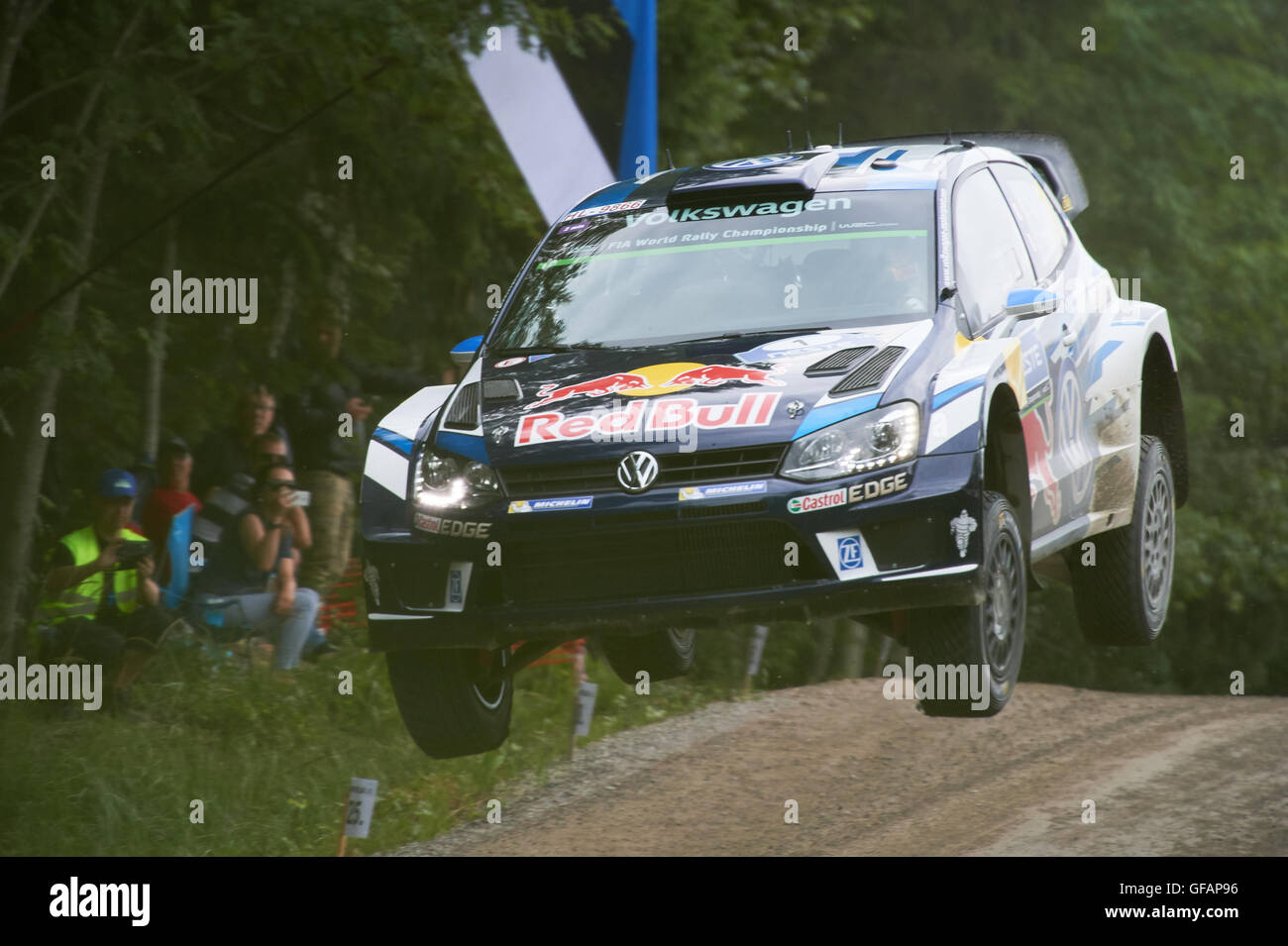 JYVÄSKYLÄ, FINLANDE - le 30 juillet : Sebastien Ogier de France et Julien Ingrassia de France en action au cours de la SS17 de Neste Rally Finland 2016 dans les Volkswagen Polo R WRC de l'équipe Volkswagen Motorsport, le 30 juillet 2016 à Jyväskylä, Finlande Crédit : Markku Heikkilä/Alamy Live News Banque D'Images