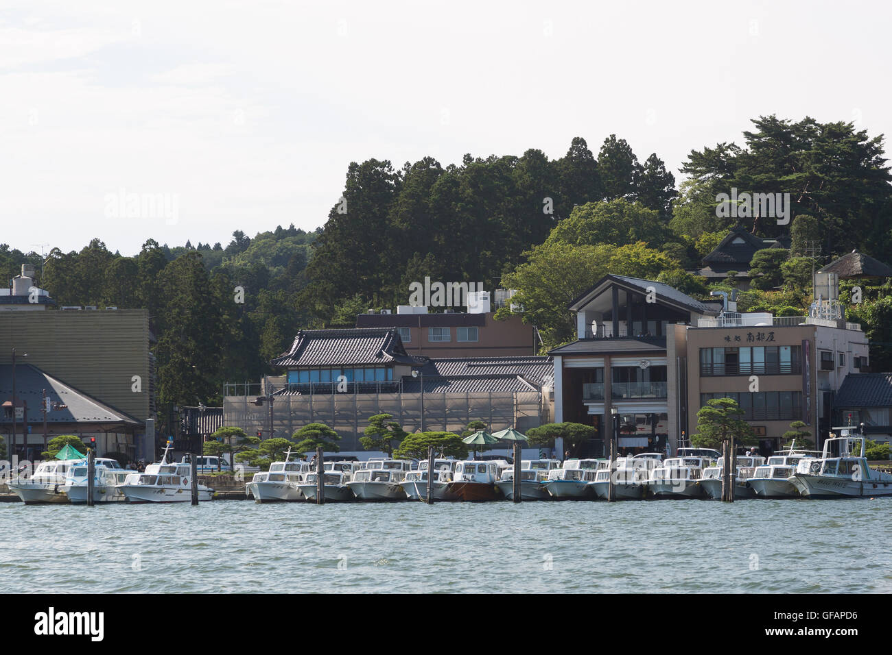 Une vue générale de Matsushima Bay vu à partir d'un bateau dans le cadre de la ''1000km relais à Tokyo 2016'' dans l'événement de promotion de Matsushima le 30 juillet 2016, Miyagi, au Japon. Il y a environ 260 petites îles dans la baie, dont le nom signifie Pine Islands. Au moment de la Mars 2011 tremblement de terre et tsunami les îles a servi comme un obstacle naturel d'affaiblir l'impact du tsunami sur la ville côtière. Matsushima est l'un des endroits les plus populaires à visiter pour les touristes dans la région. © Rodrigo Reyes Marin/AFLO/Alamy Live News Banque D'Images