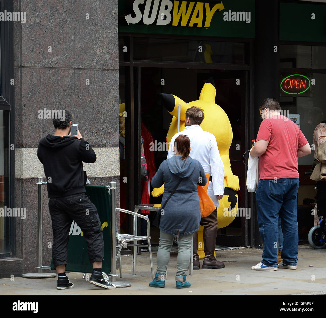 Pikachu court jaune chubby Pokeman repéré dehors et environ dans la région de Manchester, même prendre une minute pour prendre un déjeuner au subway. Banque D'Images