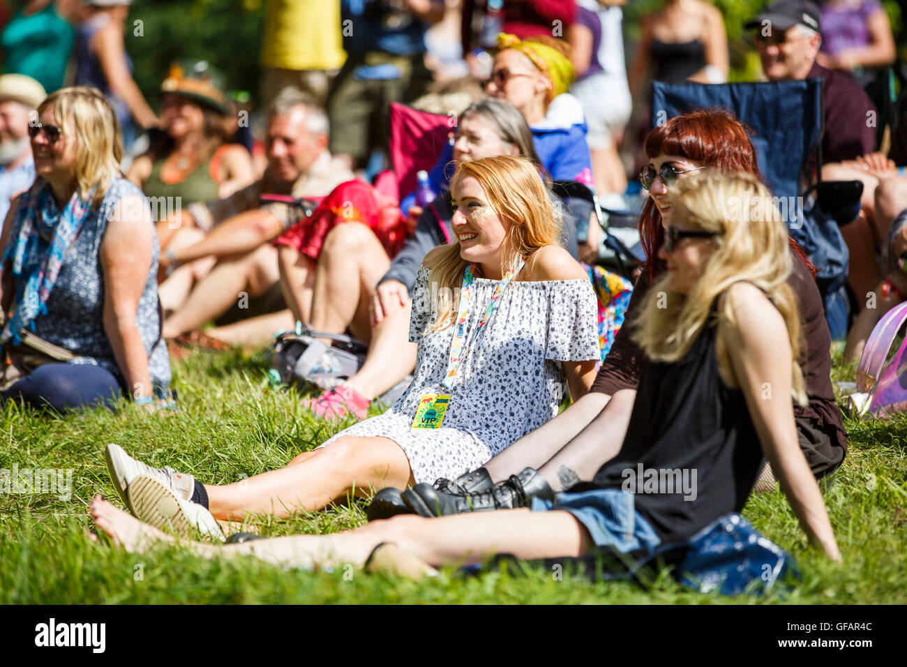 Charlton Park, Royaume-Uni. 29 juillet, 2016. Les gens profiter du soleil au festival WOMAD, 29 juillet 2016. Crédit : Adam Gasson/Alamy Live News Banque D'Images