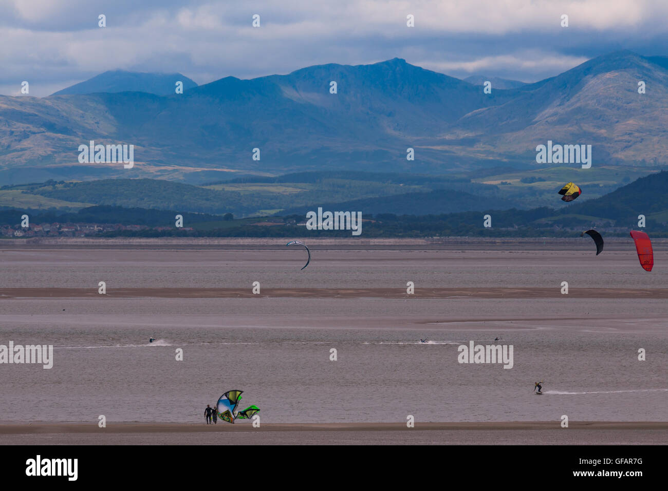 Promenade de Morecambe, Morecambe Lancashire Royaume-uni, 30 juillet 2016, à prendre enthusiats sports mangeur de Morecambe Bay avec un vent off shore vent portant sur les surfeurs à l'eau en face de la South Lakeland Fells Crédit : David Billinge/Alamy Live News Banque D'Images