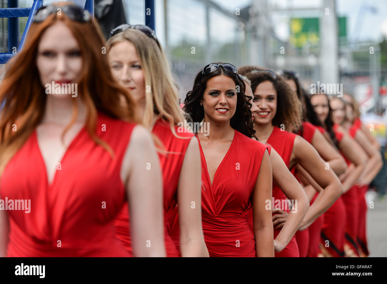Hockenheim, Allemagne. 30 juillet, 2016. Grid girls stand après le qualificatif sur le circuit d'Hockenheim à Hockenheim, Allemagne, 30 juillet 2016. Le Grand Prix d'Allemagne a lieu le 31 juillet 2016. Photo : WOLFRAM/KASTLdpa Alamy Live News Banque D'Images