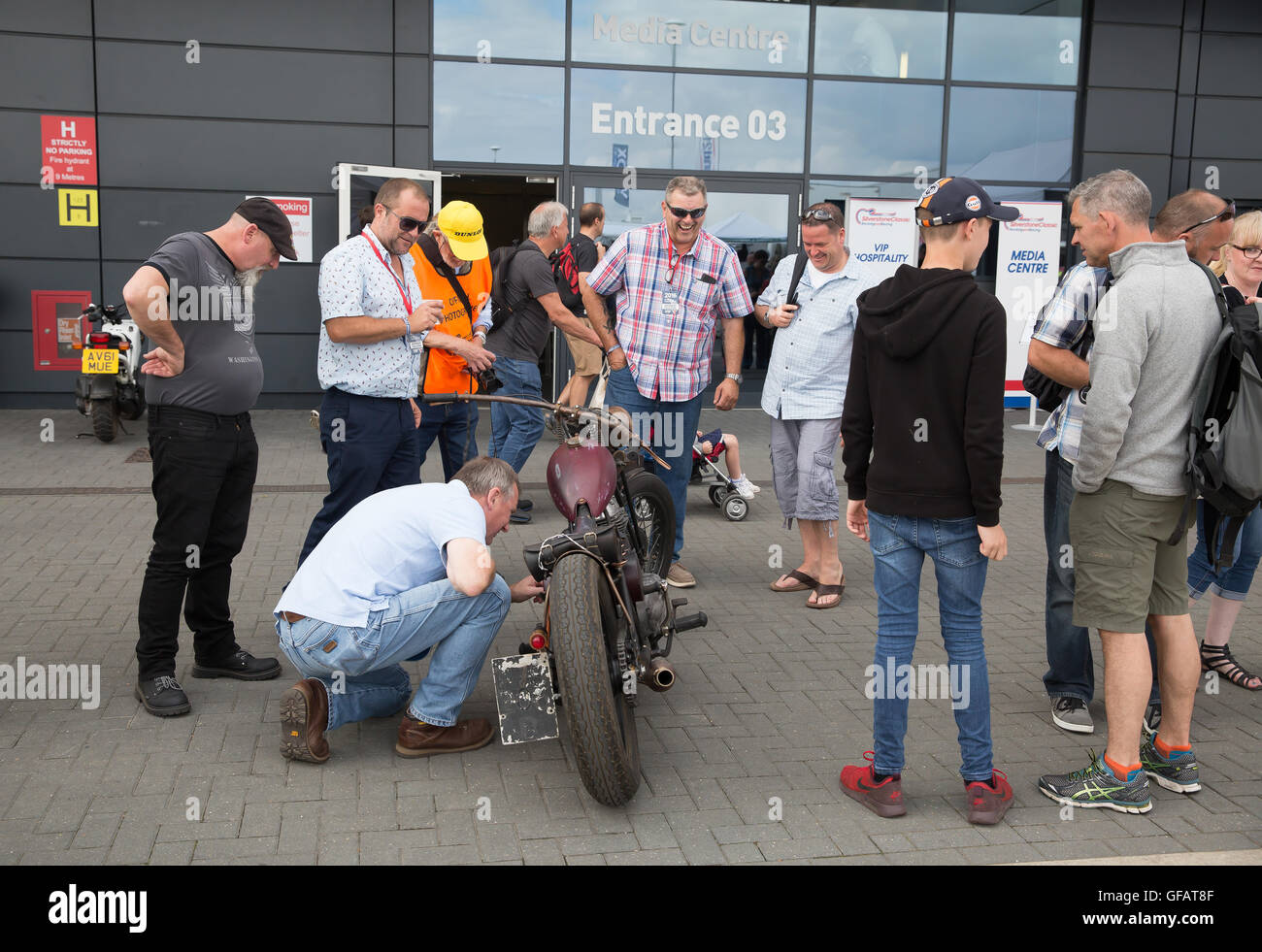 Towcester Silverstone,UK,,30 Juillet 2016,les hommes admirer une moto classique à Silverstone Classic 201 Crédit : Keith Larby/Alamy Live News Banque D'Images