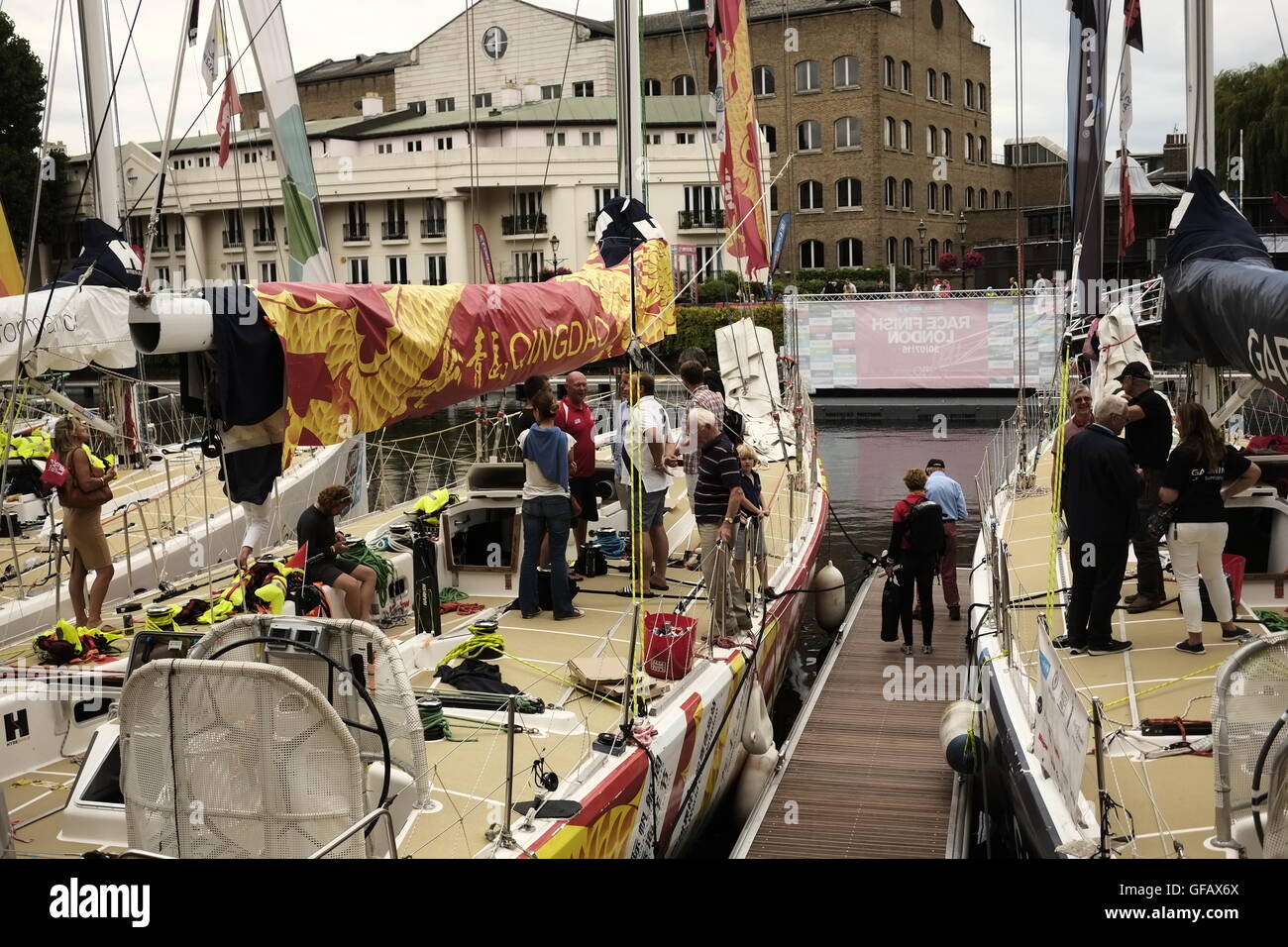 Londres, Royaume-Uni. 30 juillet, 2016. Et l'équipage des bateaux prenant part à la biennale Clipper Round the World yacht race retour à St Kather Banque D'Images