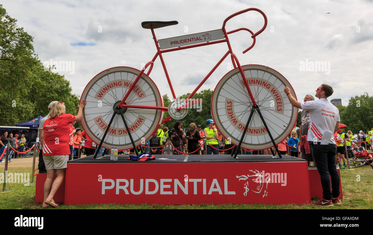 Londres, Royaume-Uni, 30 juillet 2016. Prudential RideLondon FreeCycle. Des milliers de cyclistes amateurs ont eu à routes fermées de Londres, et ont profité des événements se passe dans Green Park, au cours de l'événement FreeCycle - partie de la Prudential RideLondon festival. Credit : Clive Jones/Alamy Live News Banque D'Images