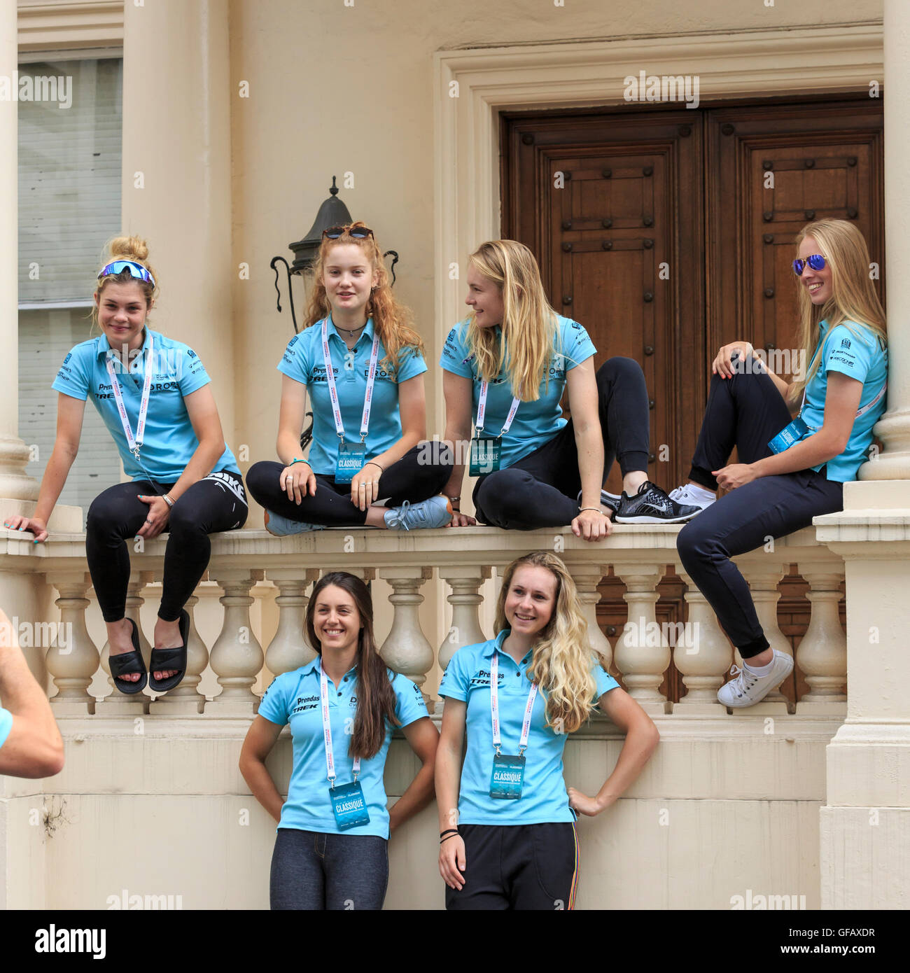 Londres, Royaume-Uni, 30 juillet 2016. Prudential RideLondon Classique. Les gouttes Cycling Team, avec moins de 23 ans Champion National Alice Barnes, vous détendre avant le début de la Classique RideLondon - une course de 66km qui fait partie de l'UCI World Tour. Credit : Clive Jones/Alamy Live News Banque D'Images