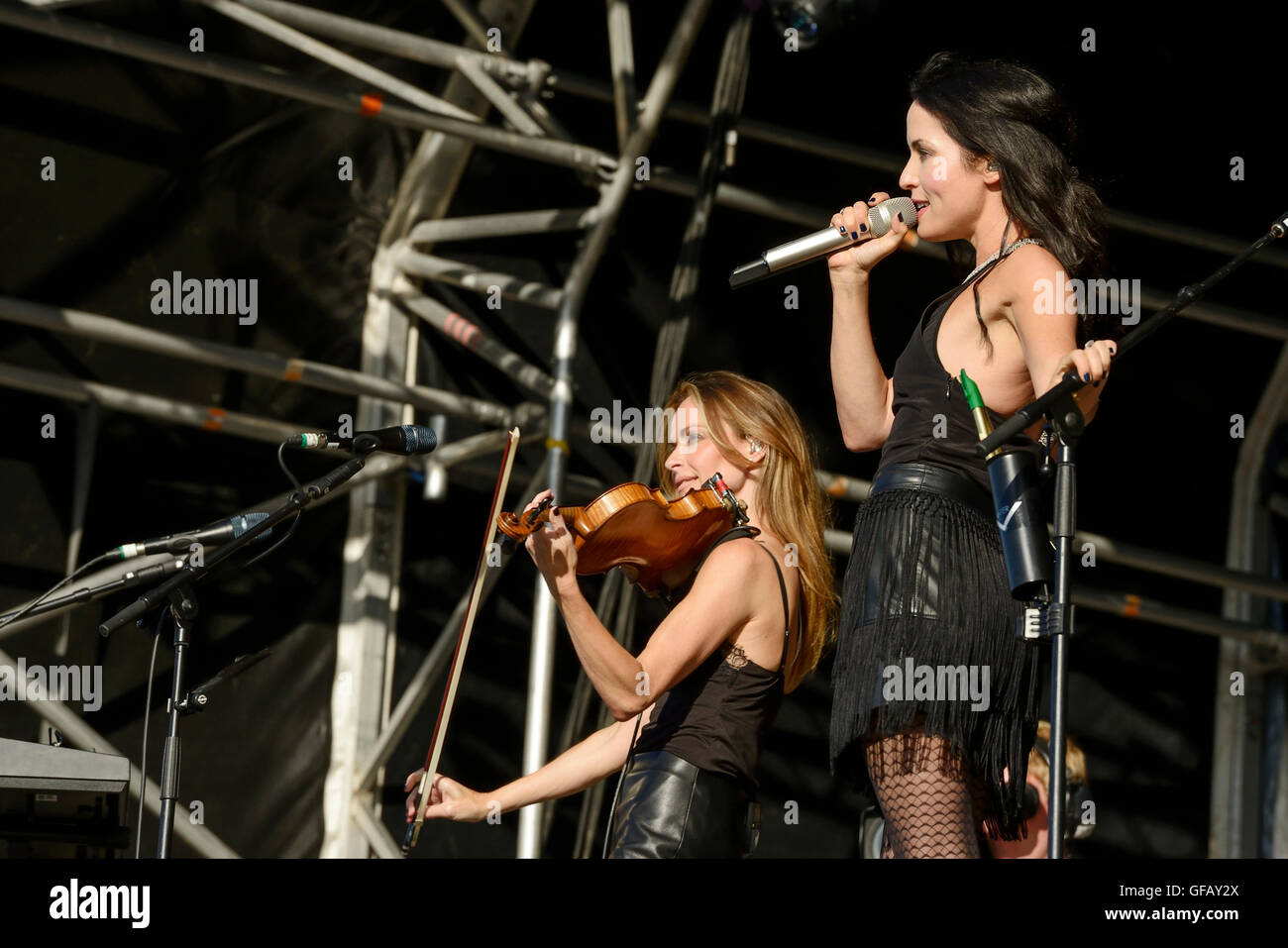 Bolesworth Carfest, Nord, Cheshire, Royaume-Uni. 30 juillet 2016. The Corrs performing sur la scène principale. L'événement est l'invention de Chris Evans et dispose de 3 jours de voitures, de la musique et de divertissement avec des profits en dons à l'organisme Les enfants dans le besoin. Andrew Paterson/Alamy Live News Banque D'Images