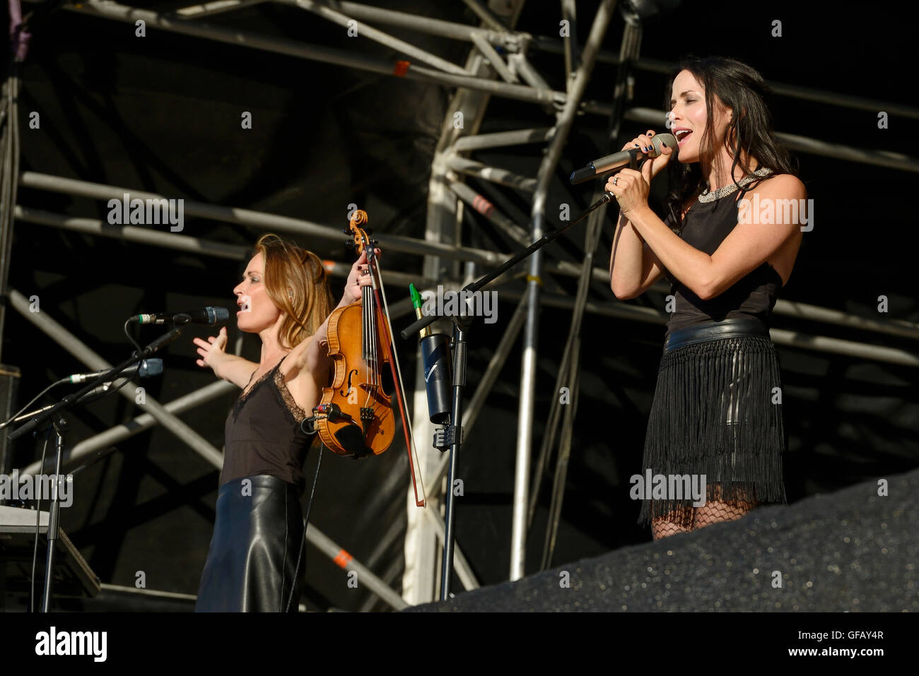 Bolesworth Carfest, Nord, Cheshire, Royaume-Uni. 30 juillet 2016. The Corrs performing sur la scène principale. L'événement est l'invention de Chris Evans et dispose de 3 jours de voitures, de la musique et de divertissement avec des profits en dons à l'organisme Les enfants dans le besoin. Andrew Paterson/Alamy Live News Banque D'Images