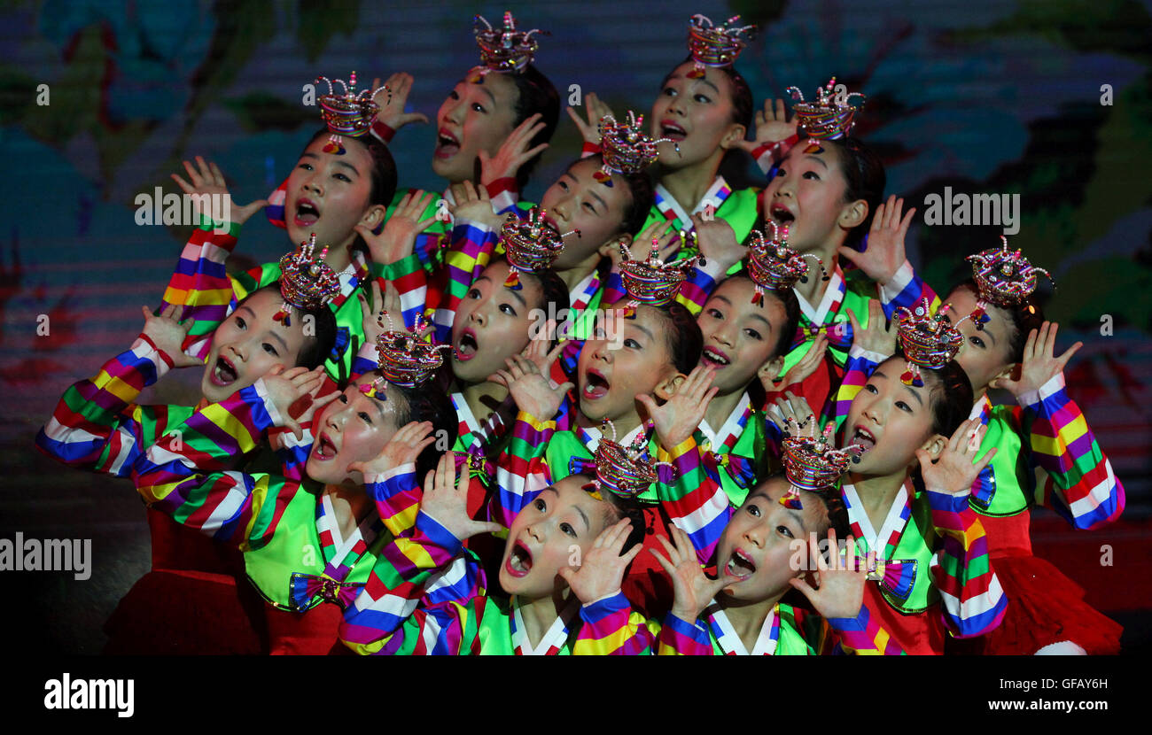 Katmandou, Népal. 30 juillet, 2016. Artistes de petits anges Children's Ballet Folklorique de Corée du Sud dance à Katmandou, Népal, 30 juillet 2016. Le ballet de la Corée du Sud groupe a été sur une invitation spéciale à effectuer à Katmandou. © Sunil Sharma/Xinhua/Alamy Live News Banque D'Images