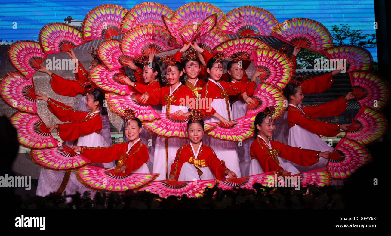 Katmandou, Népal. 30 juillet, 2016. Artistes de petits anges Children's Ballet Folklorique de Corée du Sud dance à Katmandou, Népal, 30 juillet 2016. Le ballet de la Corée du Sud groupe a été sur une invitation spéciale à effectuer à Katmandou. © Sunil Sharma/Xinhua/Alamy Live News Banque D'Images